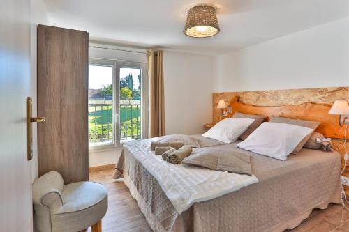 ein Schlafzimmer mit einem großen Bett und einem Fenster in der Unterkunft Gîte "Les Farigoules" in Villeneuve