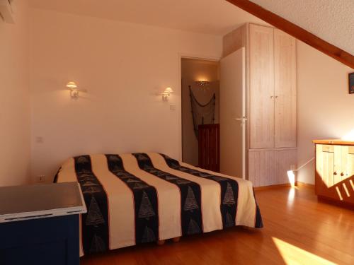カルナックにあるTerrasses du Port 3 - La Trinité sur Merのベッドルーム1室(ベッド1台、白黒の毛布付)