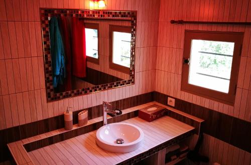 ミミザンにあるLa canopéeのバスルーム(洗面台、鏡付)