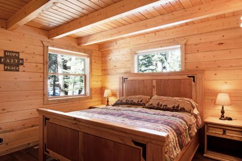 a bedroom with a bed in a log cabin at Moose in South Fork