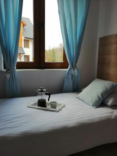 シュツァブニツァにあるApartamenty Homole C2 Szczawnicaのベッド1台(キャンドル付きトレイ、窓付)