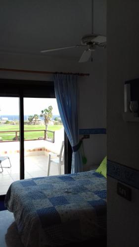 Schlafzimmer mit einem Bett und Blick auf einen Innenhof in der Unterkunft AMAZING SEASIDE DUPLEX IN THE GREEN SOUTH TENERIFE in San Miguel de Abona
