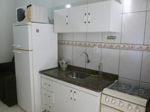Majoituspaikan Apartamentos Bombinhas - 140 metros da Praia keittiö tai keittotila