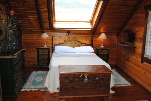 a bedroom with a bed in a wooden cabin at La Casita del Río in Sabando