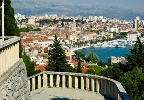 Una vista de una ciudad con barcos en el agua. en Single rooms in the heart of Split, en Split