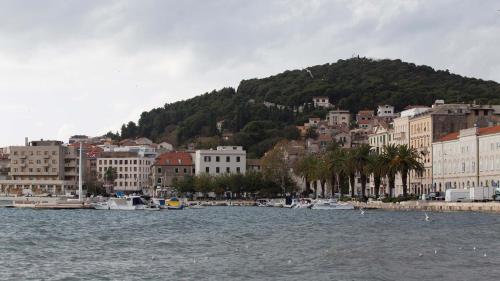 スプリトにあるSingle rooms in the heart of Splitの大量の水と山