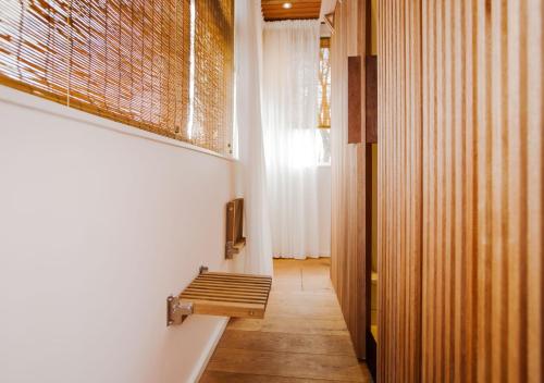 a hallway with a bench and a window at SWEETS - Buiksloterdraaibrug in Amsterdam