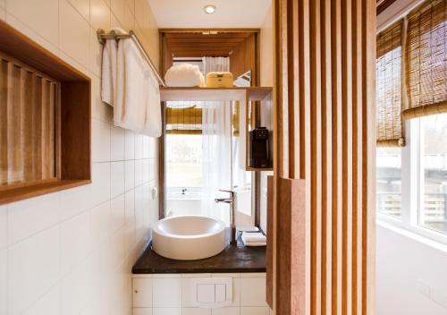 La salle de bains est pourvue d'un lavabo et d'un miroir. dans l'établissement SWEETS - Buiksloterdraaibrug, à Amsterdam