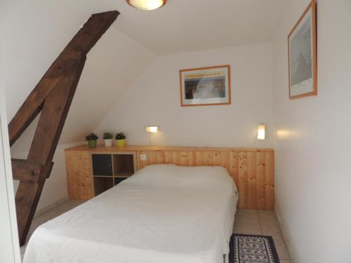 グランカン・メジーにあるGites Les Pierisのベッドルーム1室(白いベッド1台付)