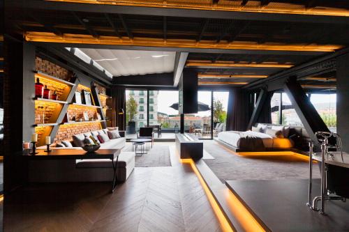 una sala de estar con sofás y mesas en un edificio en Cityloft 81, en Estambul