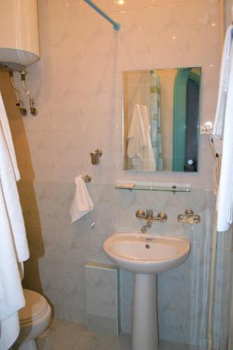Bilik mandi di Apartments on Negruzzi 6/2
