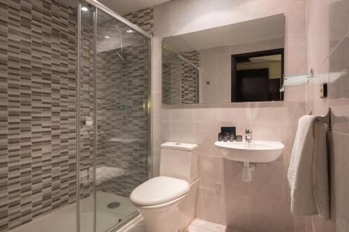 y baño con aseo, lavabo y ducha. en htop BCN City #htopEnjoy, en Barcelona