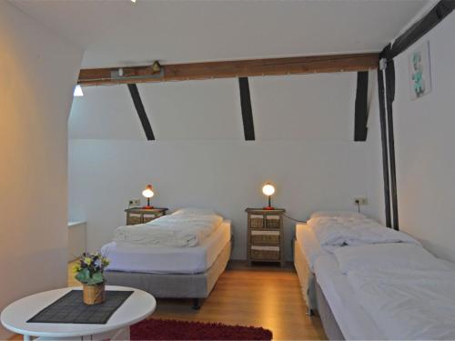 2 camas en una habitación con 2 mesas y 2 lámparas en Holiday home in Sauerland with garden, en Schmallenberg