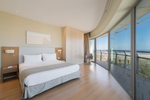 Кровать или кровати в номере Eurostars Oasis Plaza