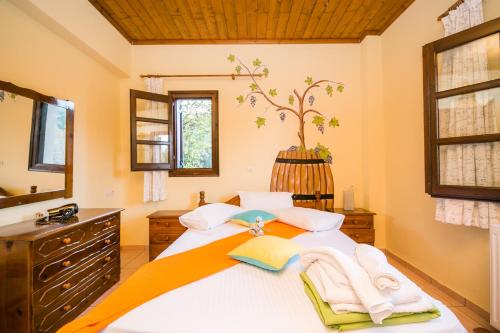 En eller flere senge i et værelse på Niriides Apartment