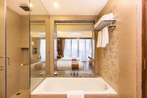 un bagno con vasca e una camera da letto di Mountain Glory Forest Resort a Pokhara