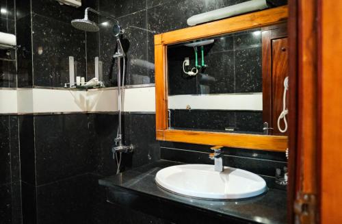 Et badeværelse på Khách sạn TRIỆU KÝ VOÒNG
