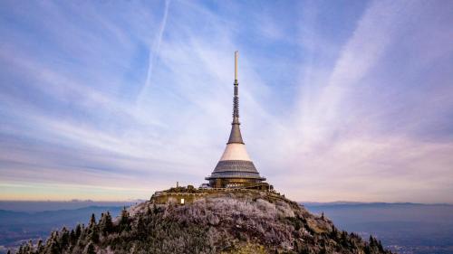un templo en la cima de una montaña en Hotel Ještěd, en Liberec