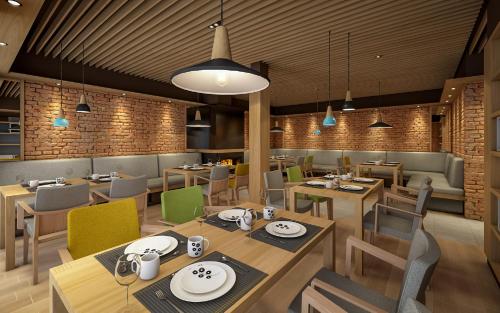 een restaurant met houten tafels, stoelen en verlichting bij Apartments and rooms Max-Well in Jahorina
