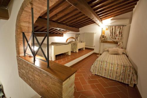 a bedroom with two beds in a room at Tenuta Quadrifoglio in Gambassi Terme