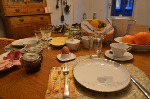 a table with an empty plate and utensils on it at B&B de Pottenbakkershoeve in Meerlo