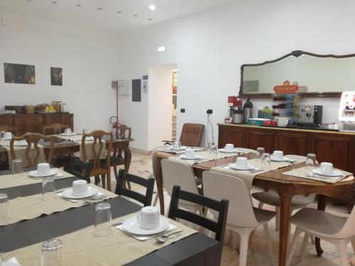 Un restaurant u otro lugar para comer en Spira Mirabilis Napoli