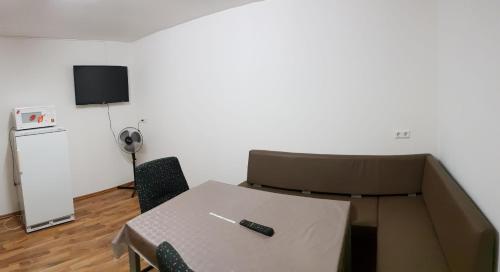 Televisyen dan/atau pusat hiburan di Monteurzimmer Ferienwohnungen Fritsche-Tauberbischofsheim