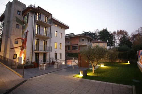 a building with a courtyard with a table and chairs at StraVagante Hostel & Rooms in Verona