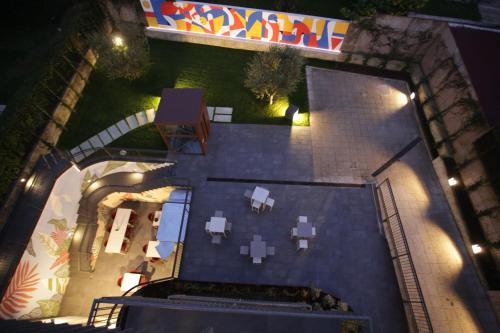 an overhead view of a house with a courtyard at StraVagante Hostel & Rooms in Verona