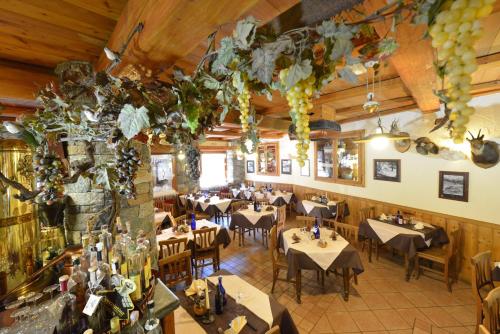 - une vue de tête sur un restaurant avec des tables et des chaises dans l'établissement Affittacamere De Charme Jour Et Nuit, à Torgnon