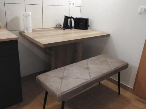 a wooden table with a bench in a kitchen at Ferienwohnungen am Hauptplatz in Pirna