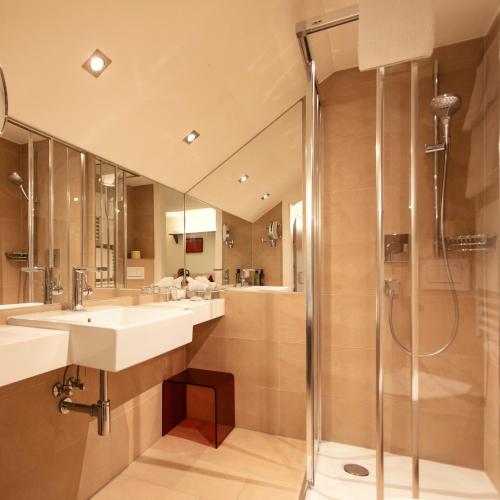 Ein Badezimmer in der Unterkunft Hotel Rosenvilla