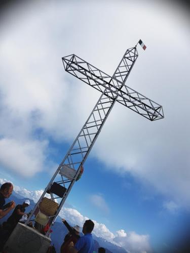 a group of people standing around a large cross at Amata Valgre Affittacamere, comfort e pulizia eccezionali!! in Olginate