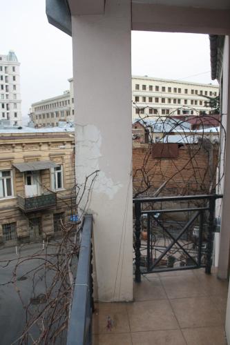 une vue d'un bâtiment depuis un balcon dans l'établissement Valiko, à Tbilissi