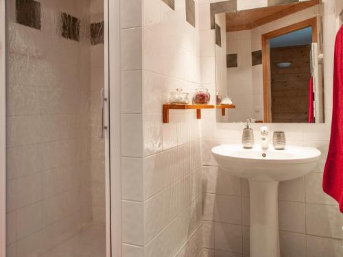un bagno bianco con lavandino e doccia di Chalet Rosko by Chalet Chardons a Tignes
