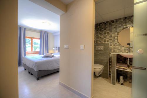 シウダー・ケサダにあるCasa Almendrosのベッドルーム1室(ベッド1台、バスルーム付)