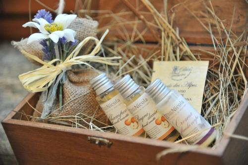 a wooden box with three bottles of hair products in it at Affittacamere De Charme Jour Et Nuit in Torgnon