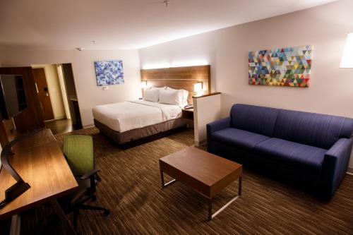 pokój hotelowy z łóżkiem i kanapą w obiekcie Holiday Inn Express & Suites - Gettysburg, an IHG Hotel w mieście Gettysburg