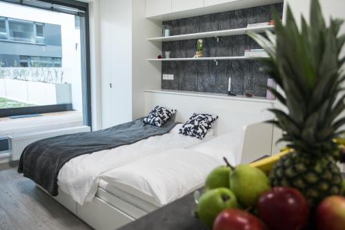 Een bed of bedden in een kamer bij Bleisure Apartments & Spa