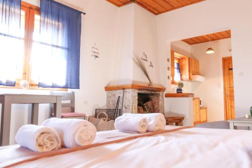 Un pat sau paturi într-o cameră la Orias Guesthouse & Farm
