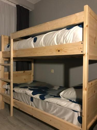 Room 115 tesisinde bir ranza yatağı veya ranza yatakları