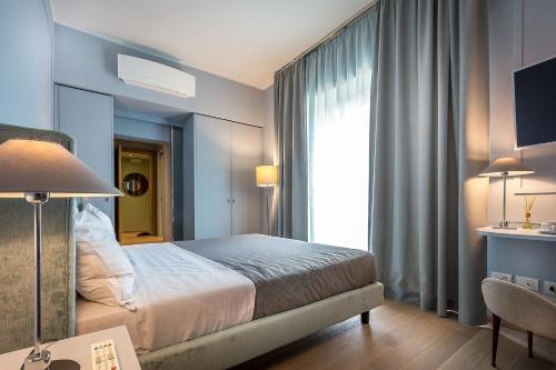 a hotel room with a bed and a window at Uno Sguardo su Firenze in Florence