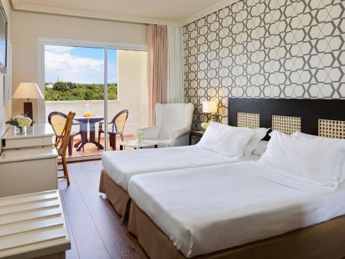 Postel nebo postele na pokoji v ubytování H10 Salauris Palace
