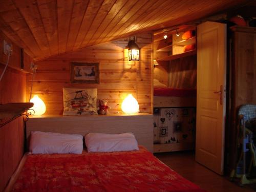 Tempat tidur dalam kamar di LES CARROZ LE LAYS cosy apartment 40M2 vue montagne plein sud