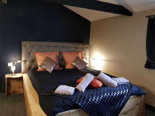 Un pat sau paturi într-o cameră la Au detour de Gournay
