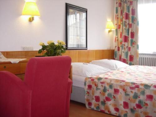 辛德爾芬根的住宿－克朗酒店，一间卧室配有两张床、一把椅子和一张桌子