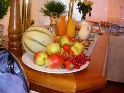 un plato de fruta sentado en una mesa en Hotel Krone en Sindelfingen