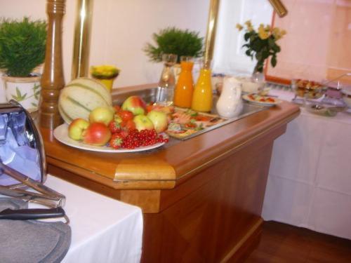 une table avec une assiette de fruits sur elle dans l'établissement Hotel Krone, à Sindelfingen