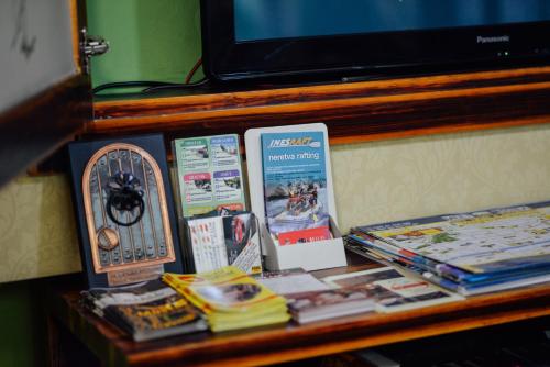 a shelf with a bunch of books and a tv at Hotel Mod in Sarajevo