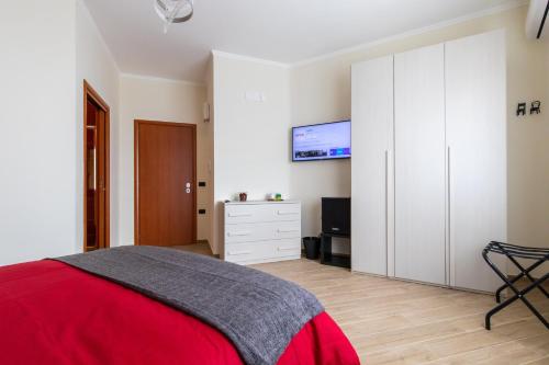 ein Schlafzimmer mit einem Bett und einem TV an der Wand in der Unterkunft Napoli d'Amare B&B in Neapel